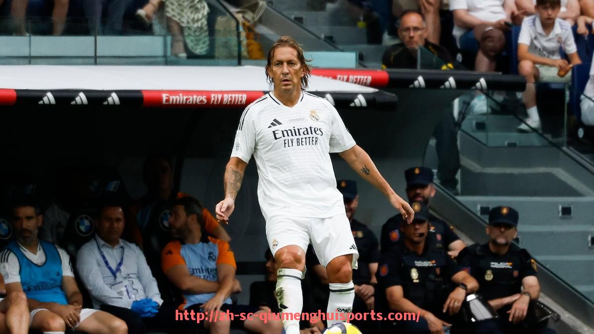 球盟会官网-世俱杯主客场球衣版本之间的结构、颜色与功能差异研究